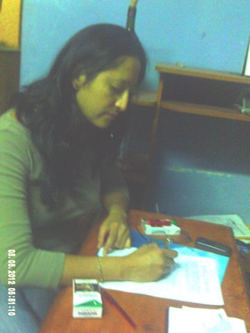 Haidi firmando el Acta.